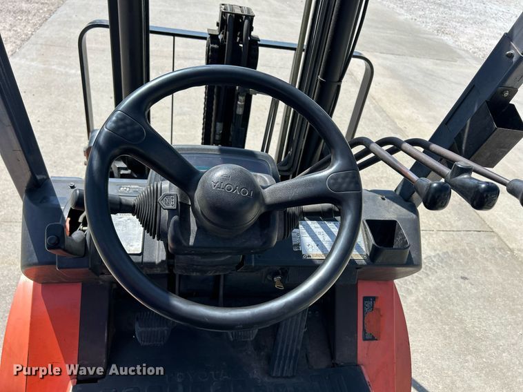 image for item ND9412 2004 Toyota 7FGU20 forklift