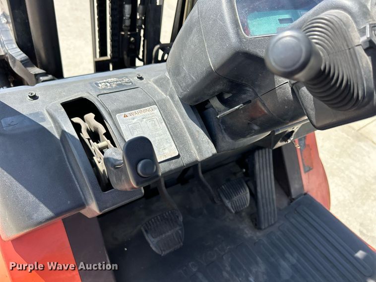 image for item ND9412 2004 Toyota 7FGU20 forklift