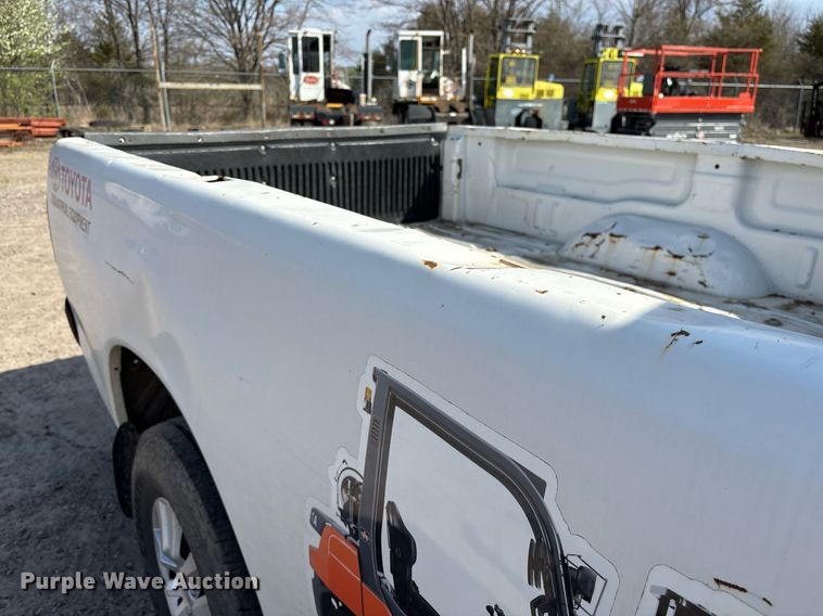 image for item OB9489 2005 Toyota Tundra pickup truck