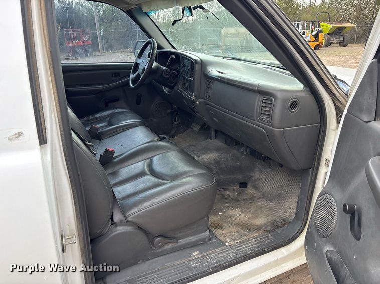 image for item OB9490 2004 Chevrolet Silverado 1500 pickup truck