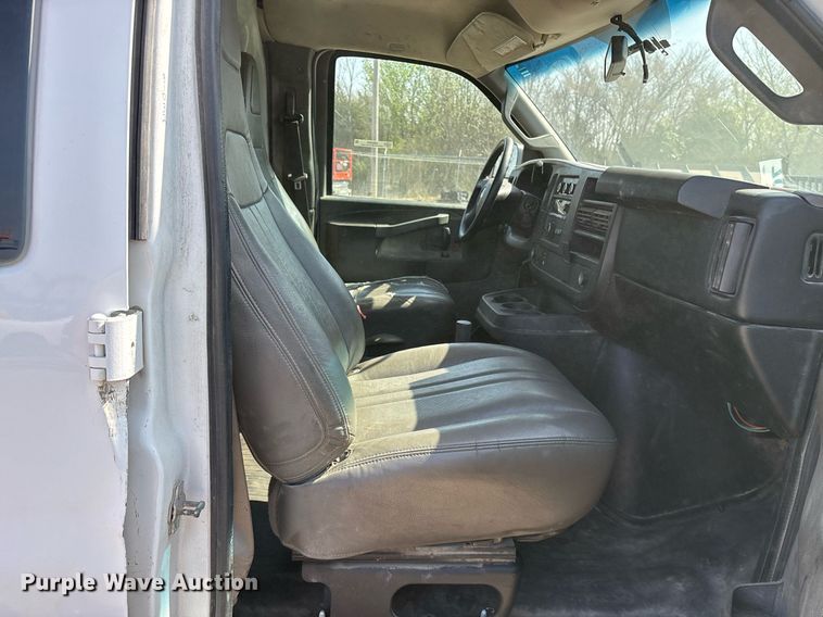 image for item OB9500 2017 Chevrolet Express 2500 van