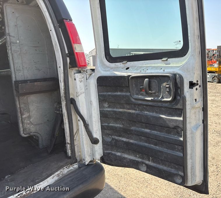 image for item OB9500 2017 Chevrolet Express 2500 van