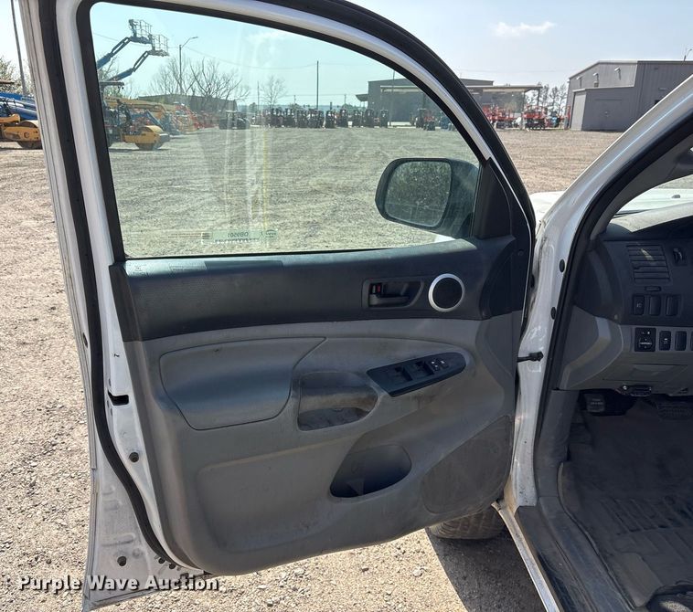 image for item OB9501 2014 Toyota Tacoma Double Cab pickup truck