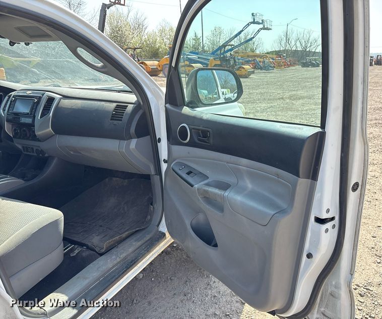 image for item OB9501 2014 Toyota Tacoma Double Cab pickup truck