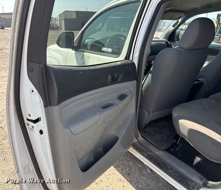 image for item OB9501 2014 Toyota Tacoma Double Cab pickup truck