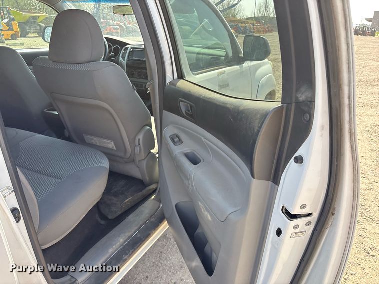 image for item OB9501 2014 Toyota Tacoma Double Cab pickup truck