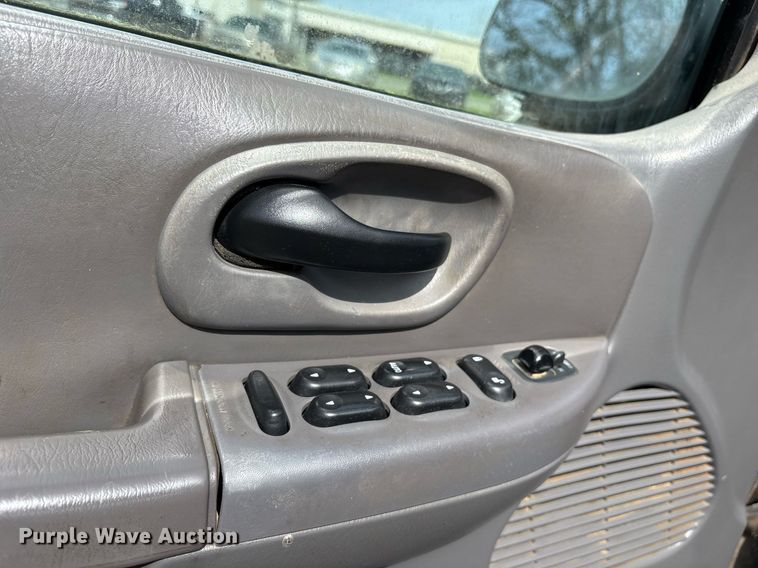 image for item OB9593 2003 Ford F150 Super Crew pickup truck