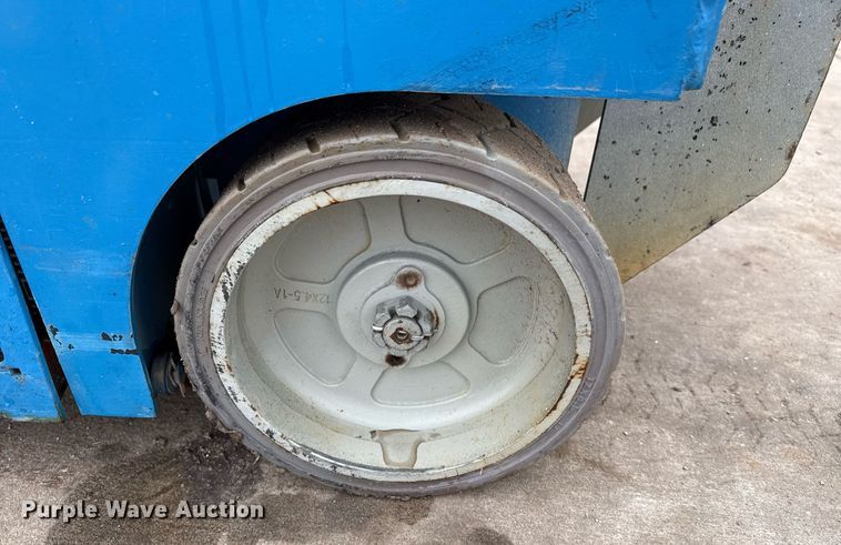 image for item DM5565 2005 Genie Lift GS-1930 scissor lift