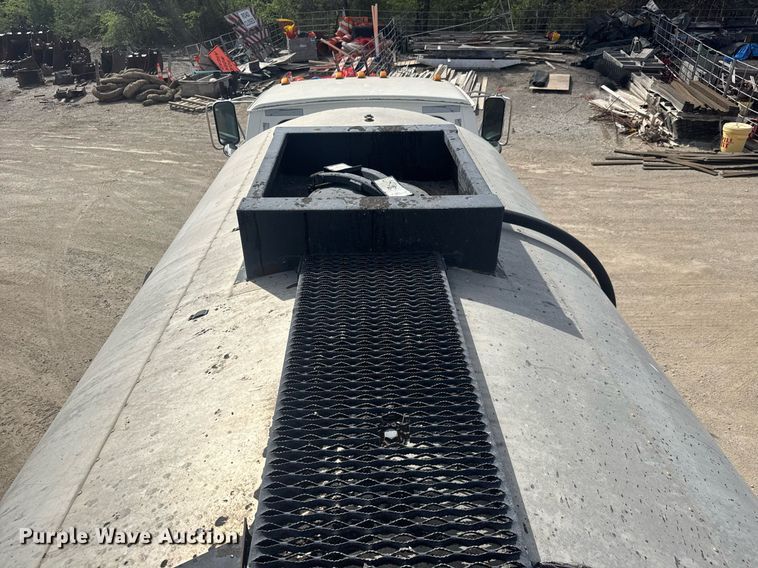 image for item DM5641 2007 Sterling L7500 oil distributor truck