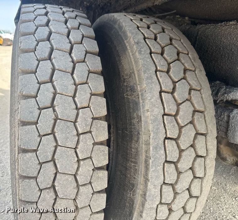 image for item DM5641 2007 Sterling L7500 oil distributor truck