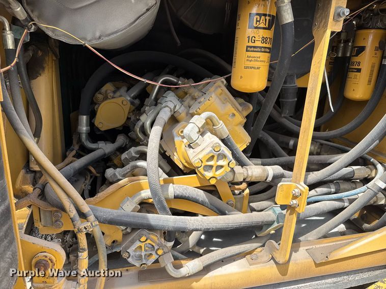 image for item DM5653 2004 Caterpillar AP-655C paver