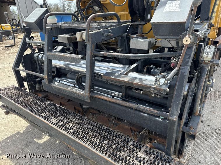 image for item DM5653 2004 Caterpillar AP-655C paver