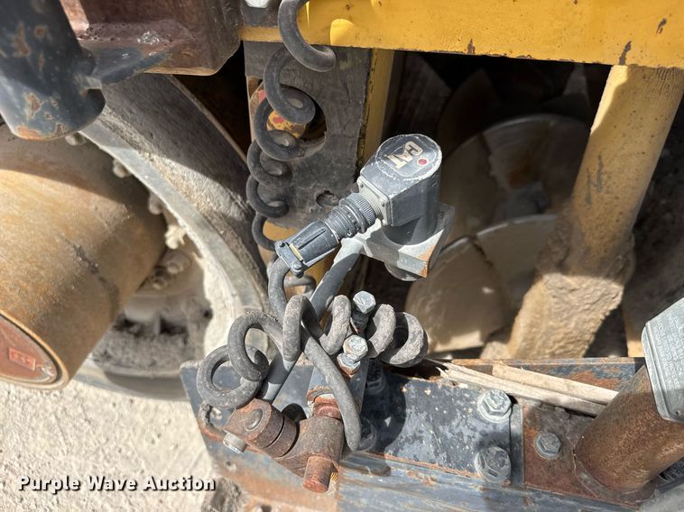 image for item DM5653 2004 Caterpillar AP-655C paver