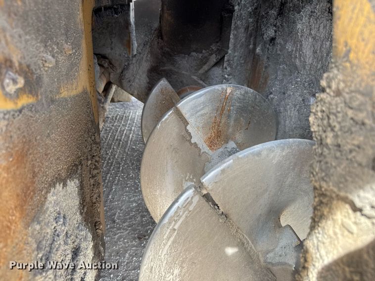 image for item DM5653 2004 Caterpillar AP-655C paver