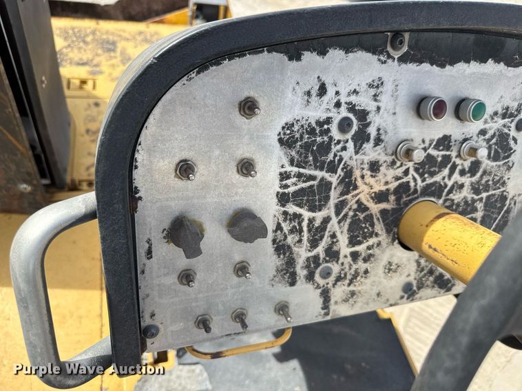 image for item DM5653 2004 Caterpillar AP-655C paver