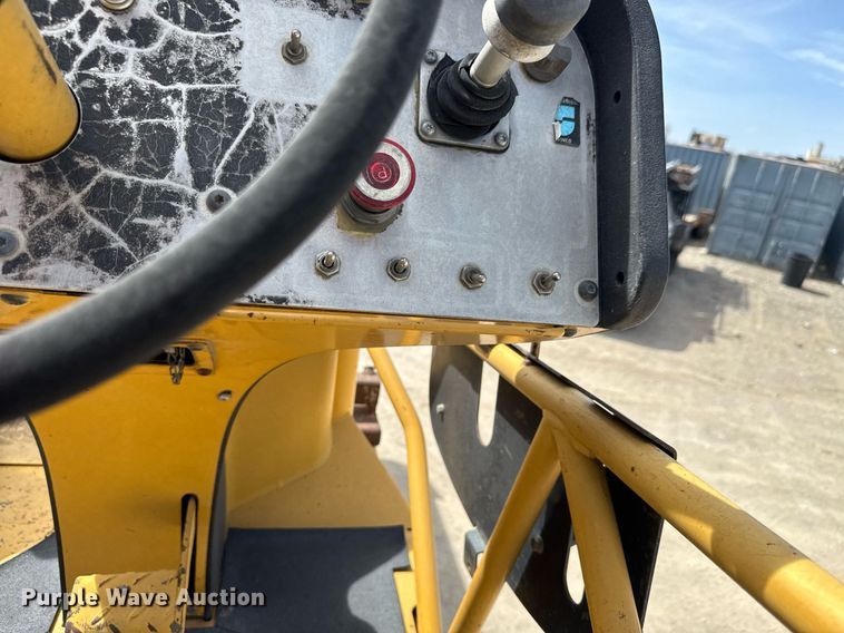 image for item DM5653 2004 Caterpillar AP-655C paver