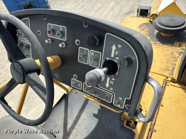 image for item DM5653 2004 Caterpillar AP-655C paver