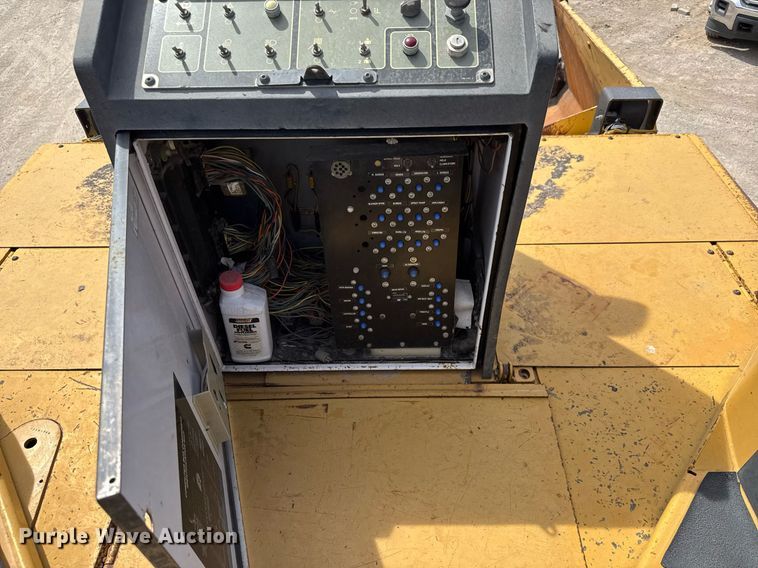 image for item DM5653 2004 Caterpillar AP-655C paver