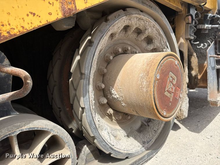 image for item DM5653 2004 Caterpillar AP-655C paver