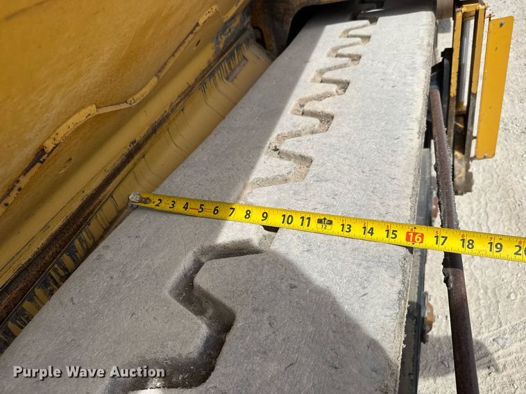 image for item DM5653 2004 Caterpillar AP-655C paver