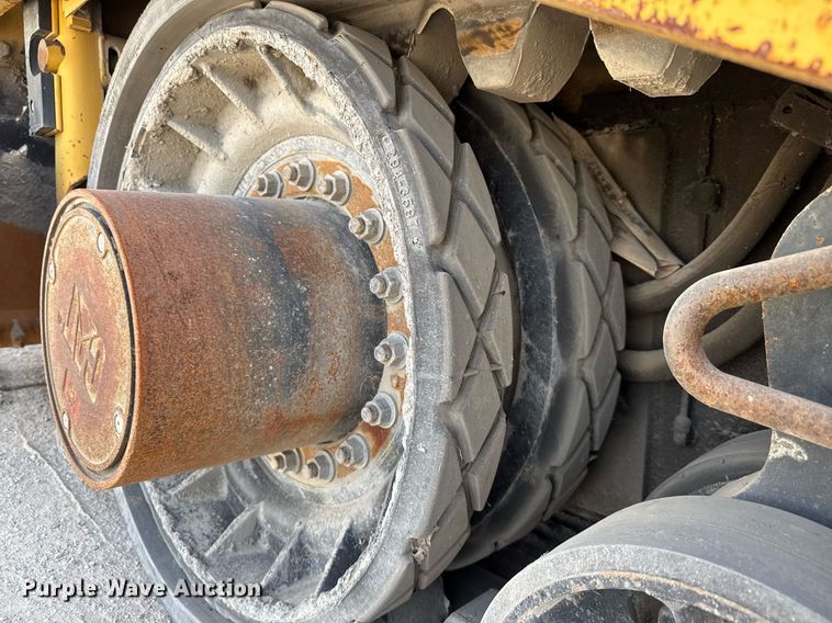 image for item DM5653 2004 Caterpillar AP-655C paver