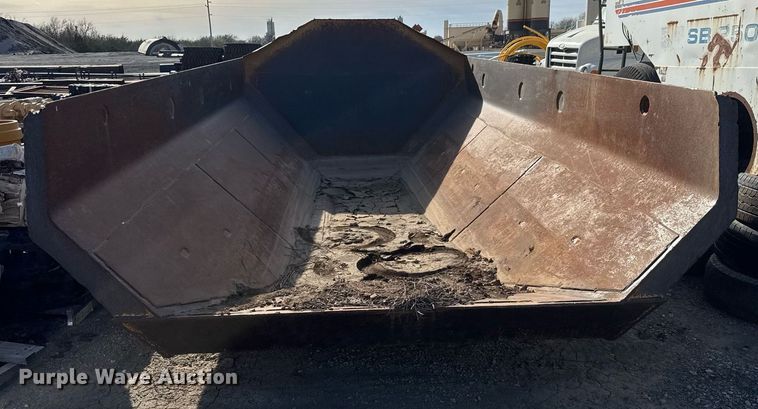 image for item DM5657 Caterpillar 730 dump bed