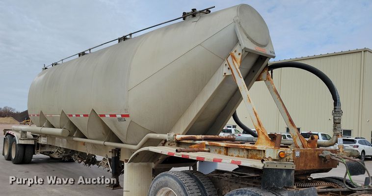 image for item DN3706 1988 Fruehauf pneumatic dry bulk trailer