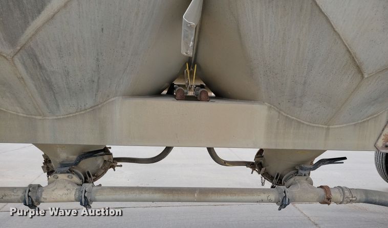 image for item DN3706 1988 Fruehauf pneumatic dry bulk trailer