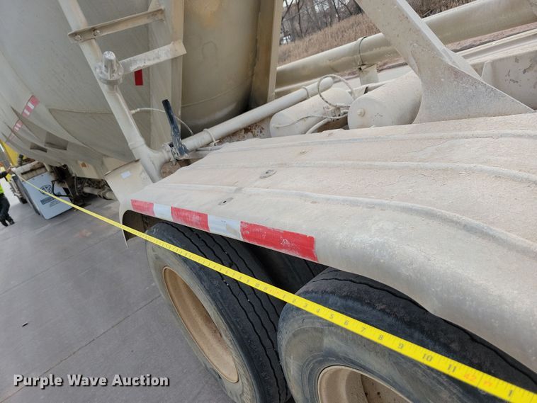 image for item DN3706 1988 Fruehauf pneumatic dry bulk trailer