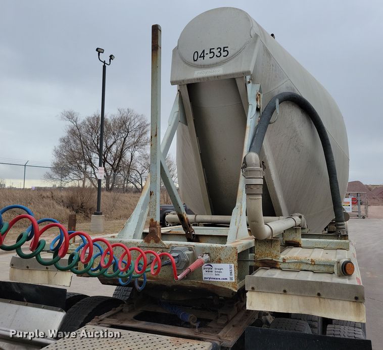 image for item DN3707 1996 Fruehauf pneumatic dry bulk trailer