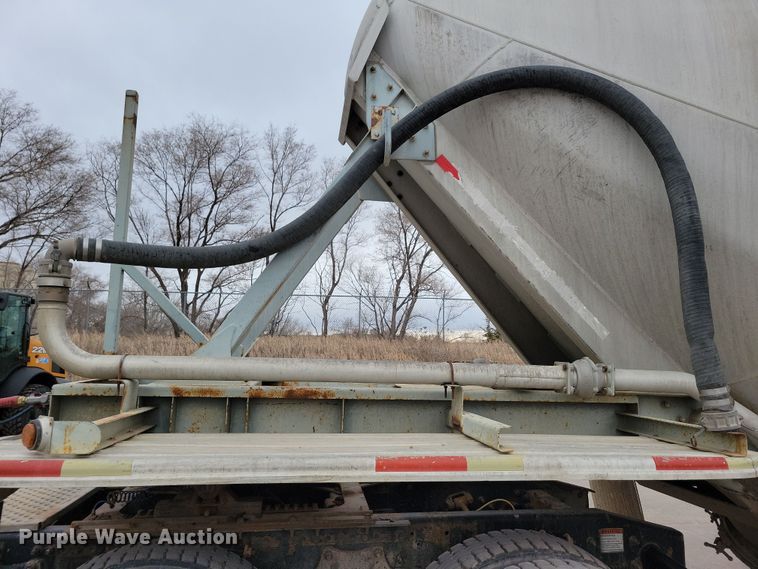 image for item DN3707 1996 Fruehauf pneumatic dry bulk trailer