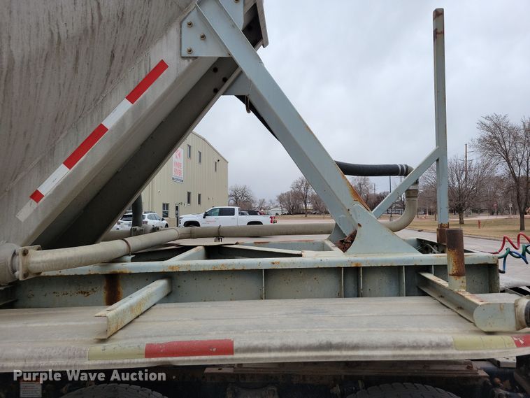 image for item DN3707 1996 Fruehauf pneumatic dry bulk trailer