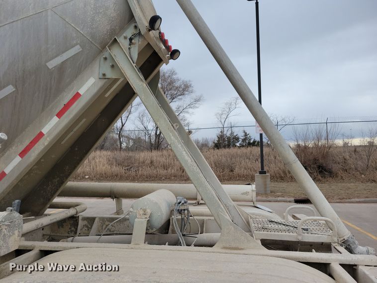 image for item DN3707 1996 Fruehauf pneumatic dry bulk trailer