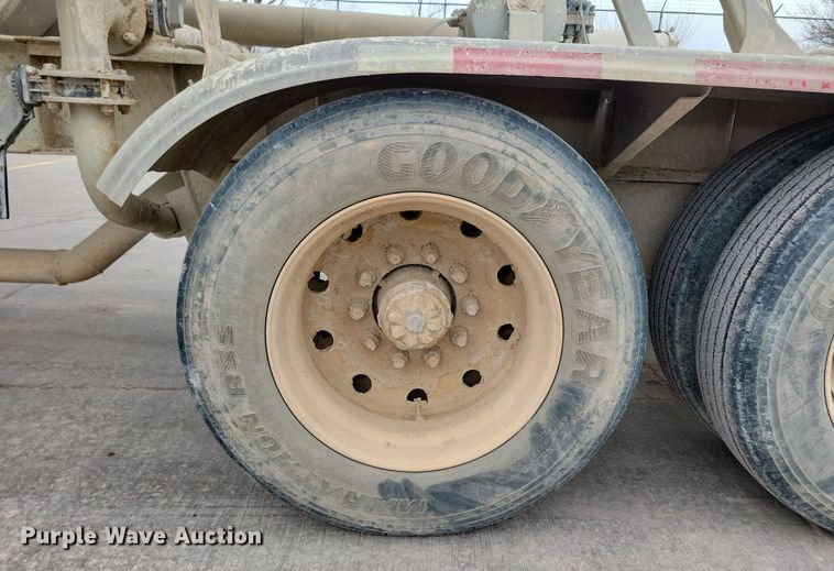 image for item DN3707 1996 Fruehauf pneumatic dry bulk trailer