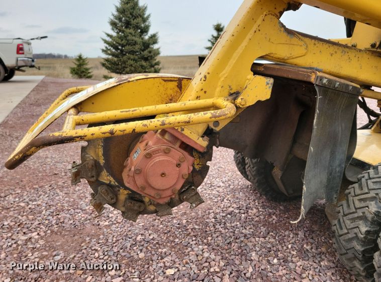 image for item DN3719 2004 Vermeer SC352 stump grinder