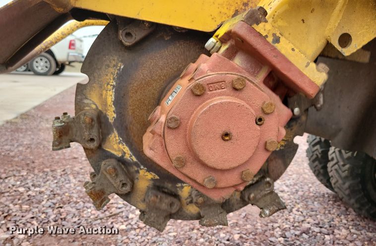 image for item DN3719 2004 Vermeer SC352 stump grinder