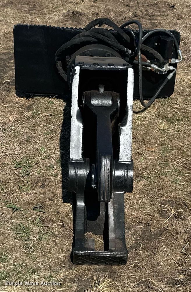 image for item DO0661 2008 Caterpillar S305 skid steer scrap shear