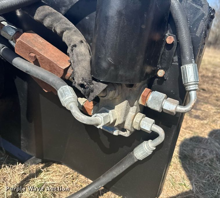 image for item DO0661 2008 Caterpillar S305 skid steer scrap shear