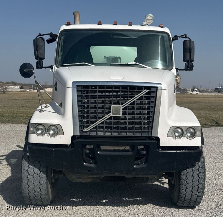 image for item DO0696 2004 Volvo VHD ready mix truck