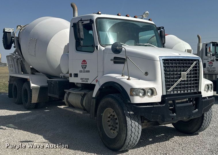 image for item DO0696 2004 Volvo VHD ready mix truck
