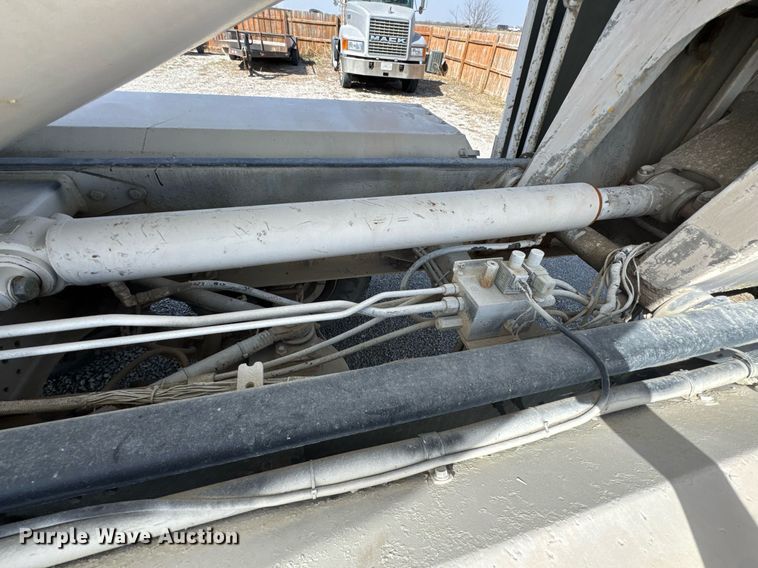 image for item DO0696 2004 Volvo VHD ready mix truck