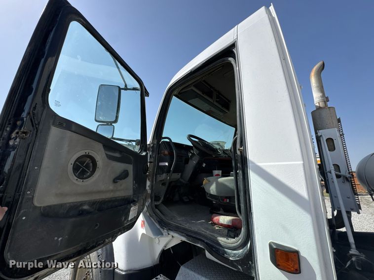 image for item DO0696 2004 Volvo VHD ready mix truck