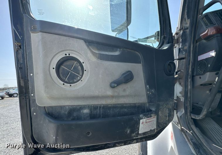 image for item DO0696 2004 Volvo VHD ready mix truck