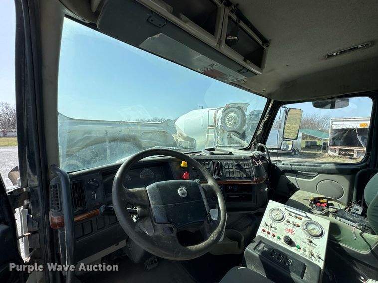 image for item DO0696 2004 Volvo VHD ready mix truck