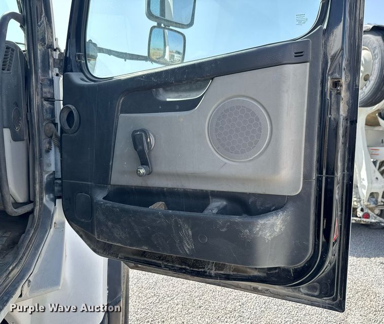 image for item DO0696 2004 Volvo VHD ready mix truck