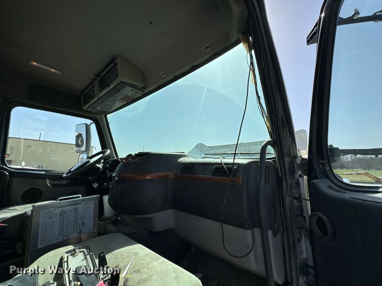 image for item DO0696 2004 Volvo VHD ready mix truck