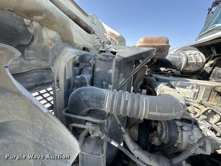 image for item DO0696 2004 Volvo VHD ready mix truck