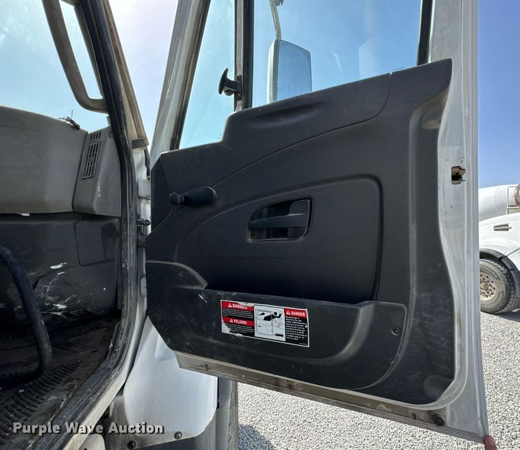 image for item DO0697 2014 International WorkStar 7600 ready mix truck