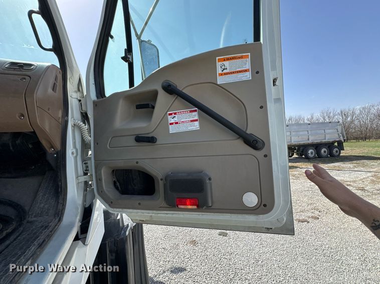 image for item DO0698 2009 Sterling L9500 ready mix truck