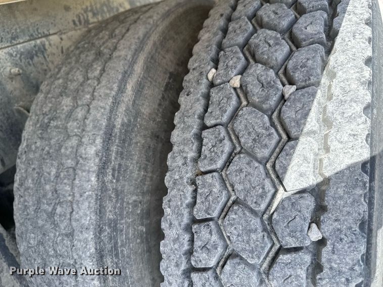 image for item DO0698 2009 Sterling L9500 ready mix truck